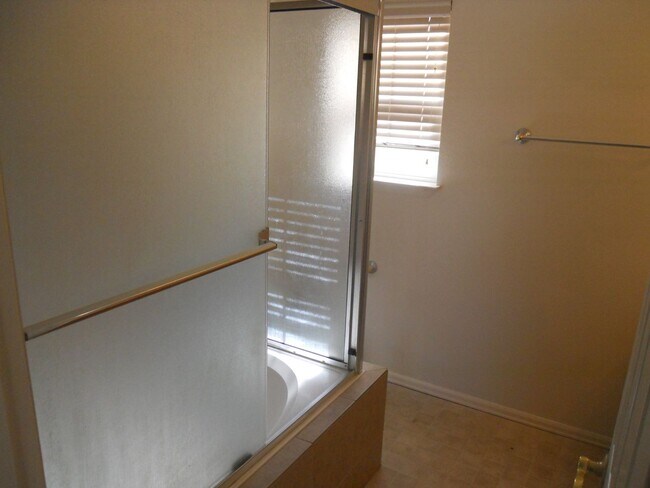 Building Photo - ALL PROSPECTIVE TENANTS MUST SUBMIT A $58 ...