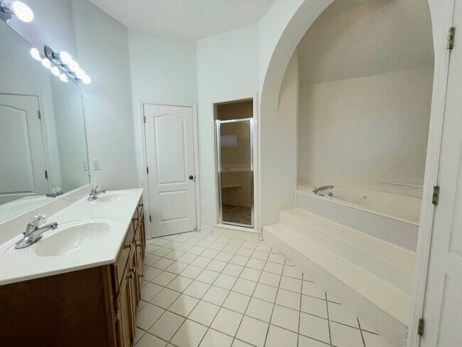 Building Photo - Available now! Beautiful Corner lot! 4 Bedrooms, Olive Branch schools!