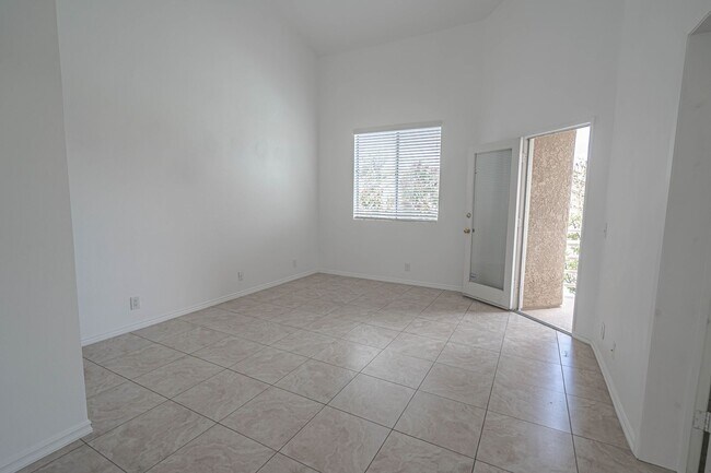 Building Photo - Palisades 3 Bedroom Townhome for Rent in Stevenson Ranch!