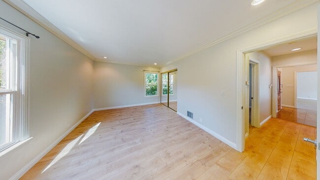 Building Photo - *** Gorgeous 4 bed 3 bath Single Family Ho...