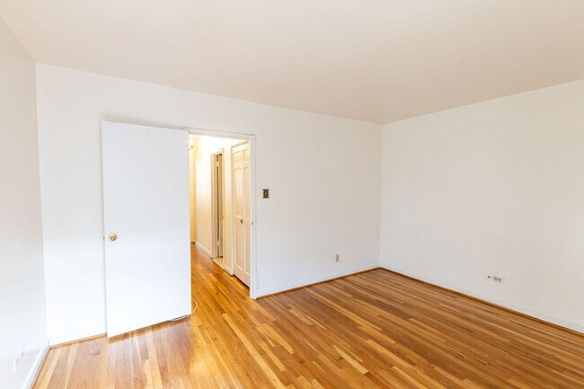 Building Photo - Large SW DC Townhome with Parking