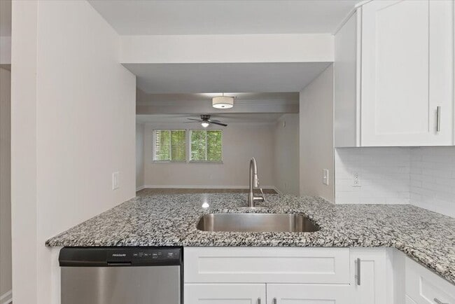 Building Photo - Beautifully Renovated Townhome For Rent In...