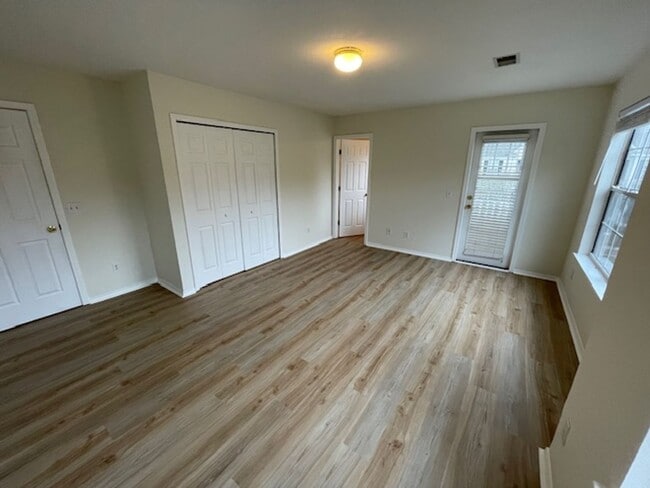 Building Photo - Four Bedroom Town Home with Two Car Garage in University Park-Renovated!