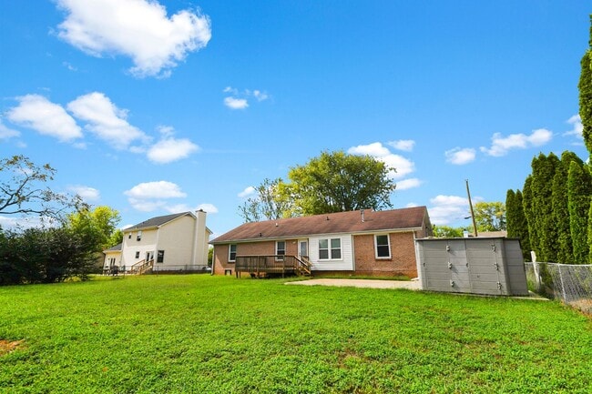 Building Photo - Pet Friendly Three Bedroom!