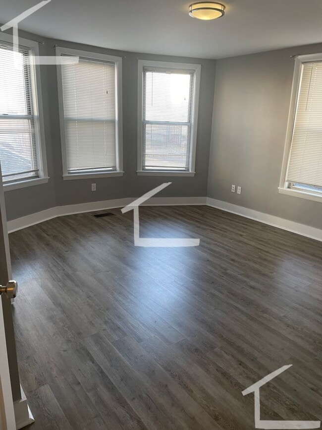 Building Photo - 9/1 Renovated 4BR/1.5BA w/laundry in unit, AC, near Castle Is!