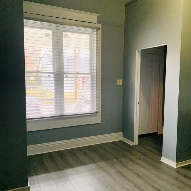 Building Photo - Beautifully Updated 2 Bedroom, 1 Bathroom Home