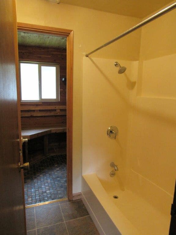 Building Photo - Beautiful 2 Bedrrom, 1.5 Bathroom Condo