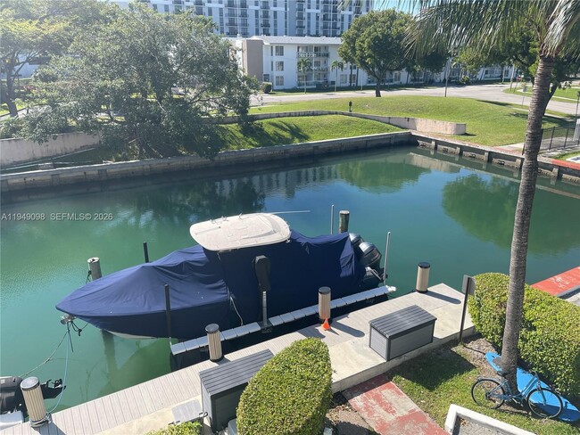 Building Photo - 1650 NE 115th St