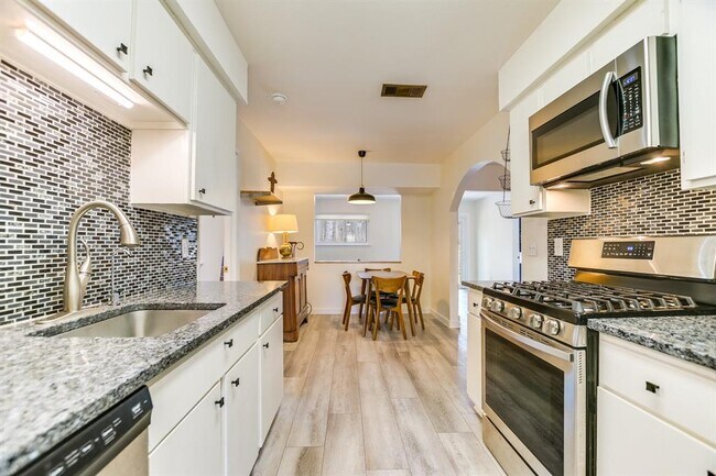 Building Photo - 6508 Sunnysky Way