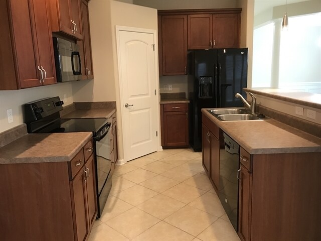Building Photo - 330 Summer Hill Way