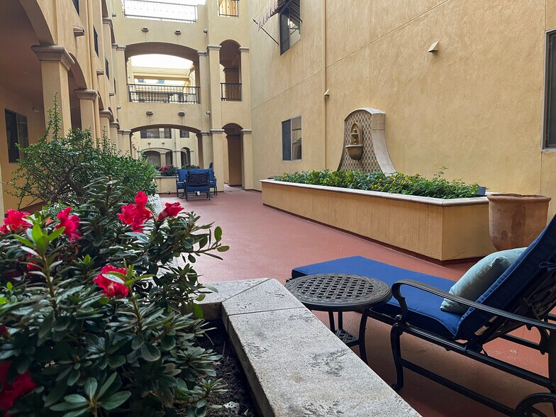 Building Photo - 5037 Rosewood Ave