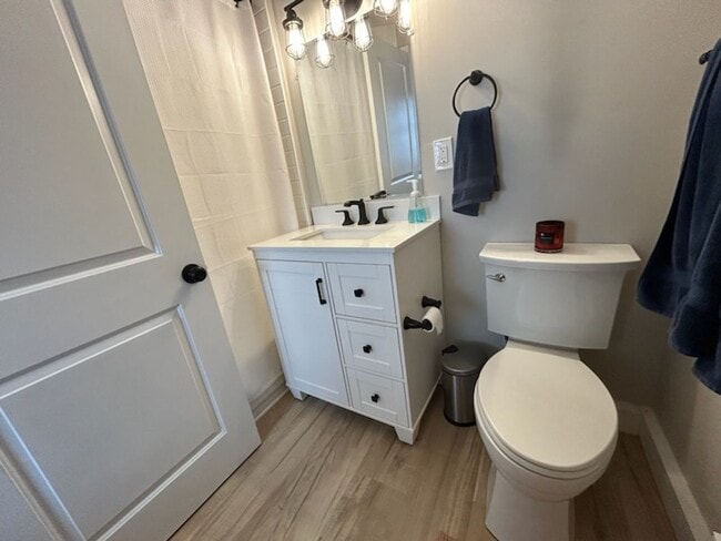 Building Photo - Move-In Ready: Modern & Stylish Fully Reno...