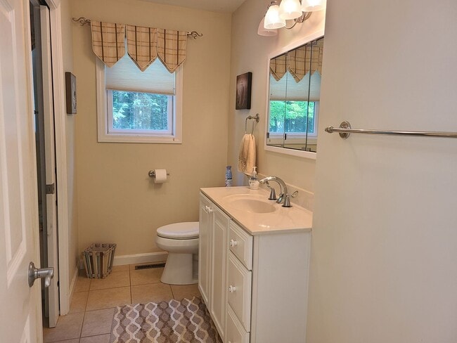 Building Photo - Beautiful 3 Bedroom House - Cozy Up This W...