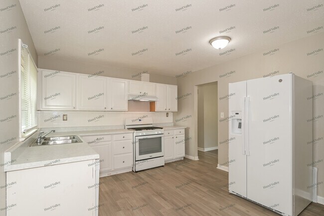 Building Photo - 1430 Broadlawns Ln