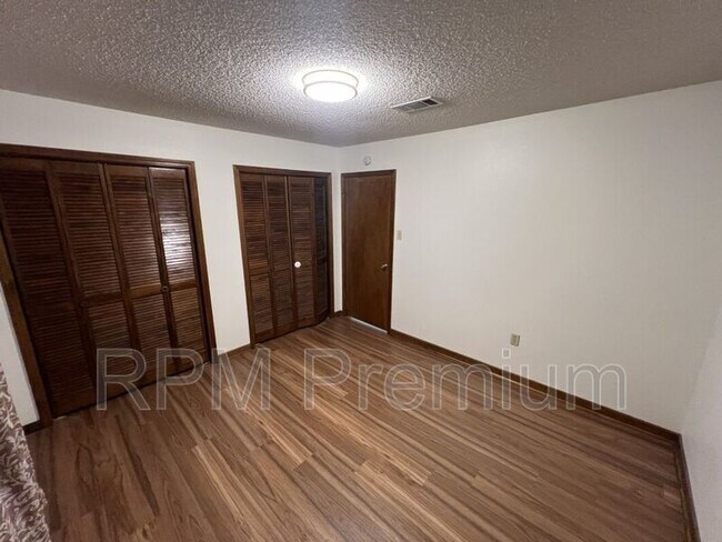 Building Photo - 13936 Cayuga Dr