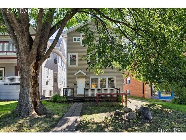 Building Photo - 629 SE Oak St