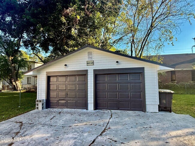 Building Photo - 3526 Hyacinth St