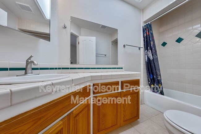 Building Photo - 5456 Oak Leaf Cir
