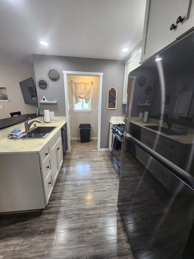 Building Photo - Beautiful Updated Unfurnished Apartment- All Utilities Included!