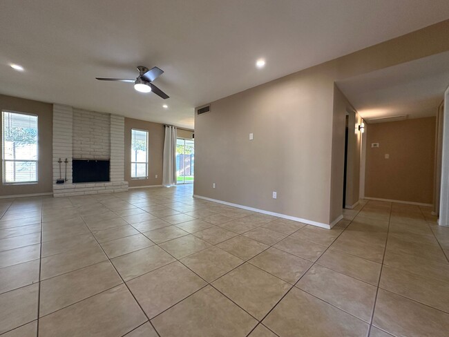 Building Photo - Scottsdale, 3 bed, 2 bath, 2 car garage, 1...