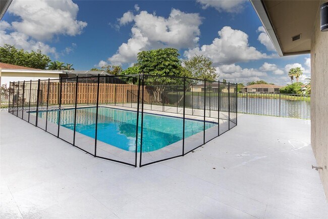 Building Photo - 16641 Royal Poinciana Dr