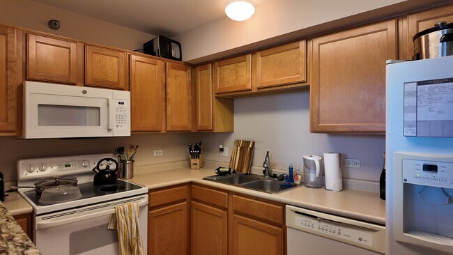 Building Photo - 345 N La Salle Dr