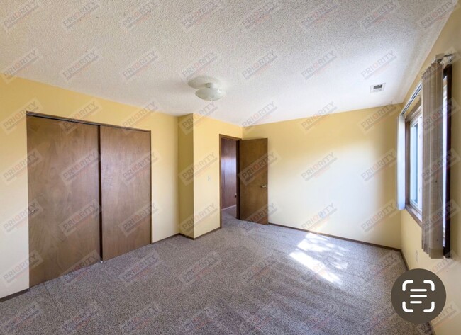 Building Photo - 4-bedroom Home For Rent