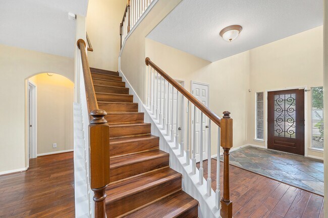 Building Photo - 10003 Lynette Falls Dr