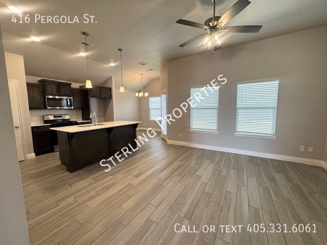 Building Photo - 416 Pergola St
