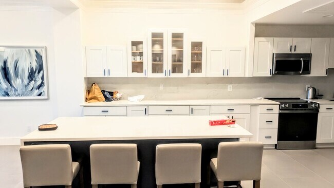 Building Photo - Annual UNfurnished Siesta Key Gulf front 2/2 condo with water views!