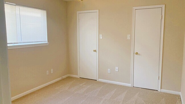 Building Photo - 3730 Village Grove Dr