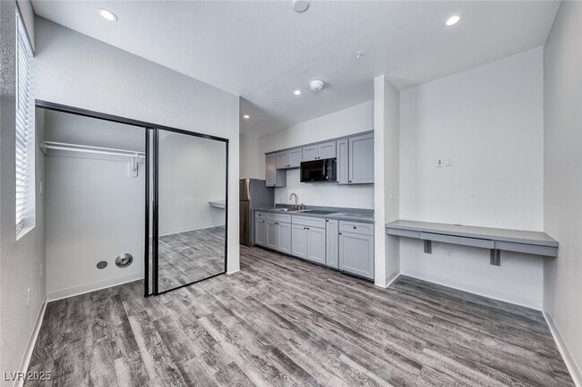 Building Photo - 304 S Maryland Pkwy