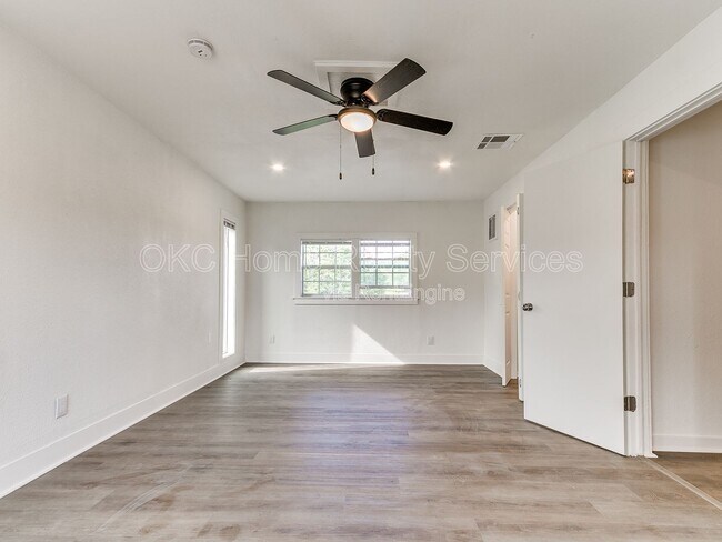 Building Photo - 1812 W Noble Ave