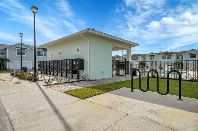 Building Photo - 5758 SE Edgewater Cir