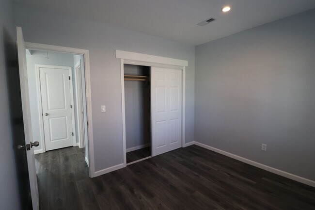Building Photo - Complete remodel ready for rent!