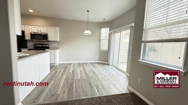 Building Photo - Beautifully updated townhouse in Riverton!