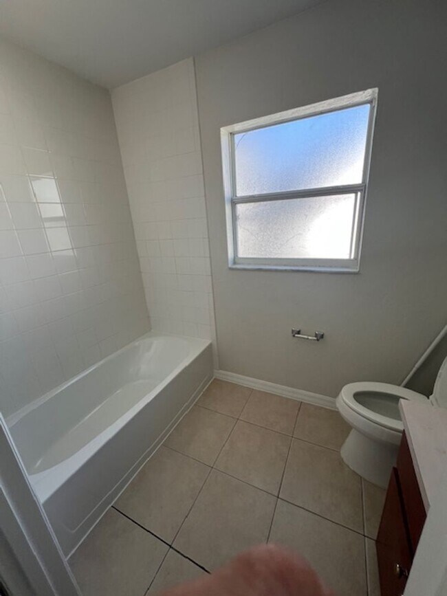 Building Photo - 816 Grove Ave