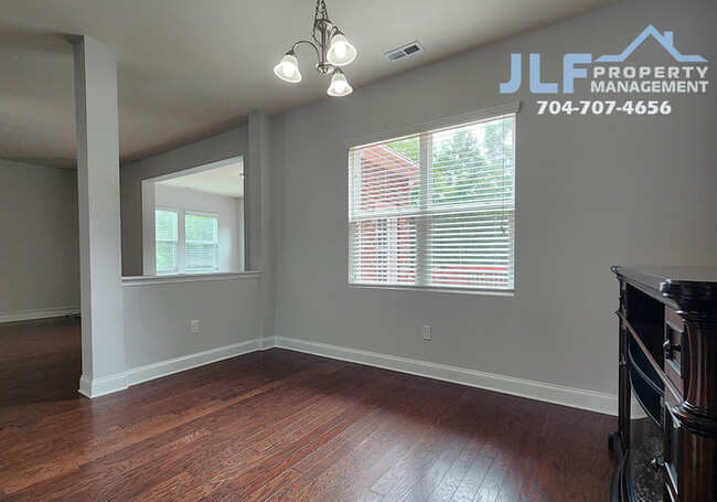 Building Photo - MOVE IN SPECIAL- 2 WEEKS FREE RENT! Fabulo...