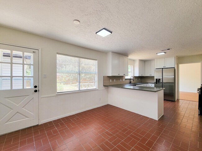 Building Photo - 3930 Cypress Hill Dr