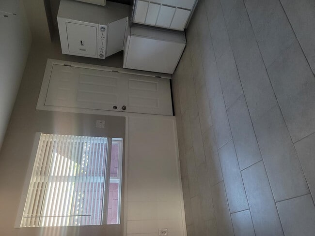 Building Photo - 4819 E Cambridge Ave