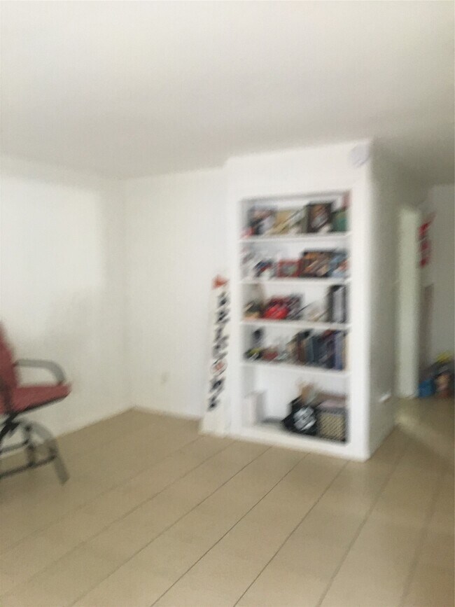 Building Photo - 5625 Antoine Dr