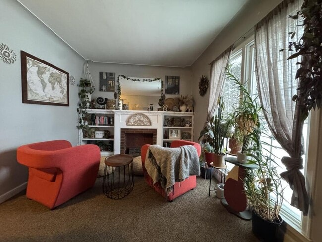 Building Photo - 406 E 9th St