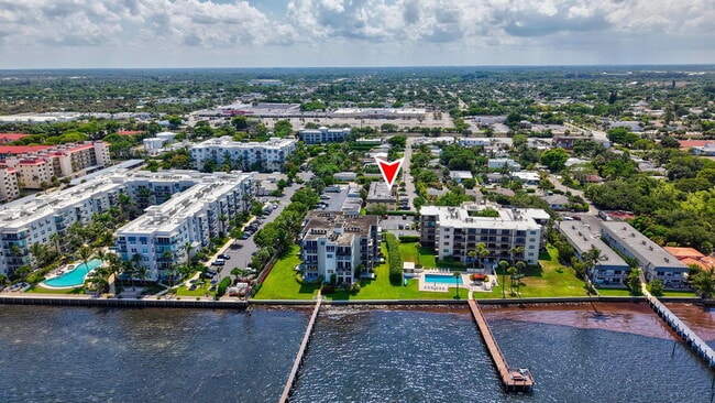 Building Photo - 1204 S Lake Dr