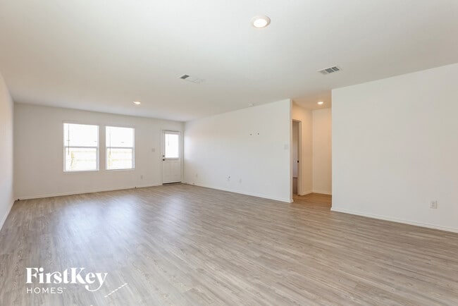 Building Photo - 10714 Vinateros Dr