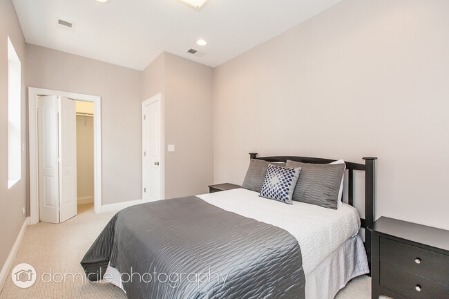 Building Photo - 806 S Oakley Blvd