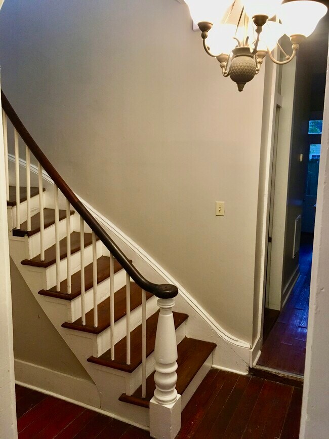 Building Photo - 1430 Melpomene St