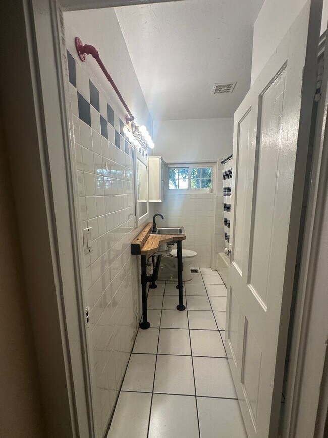 Building Photo - 322 Oakland Ave