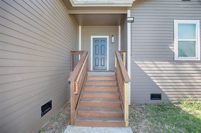 Building Photo - 2016 H Ave