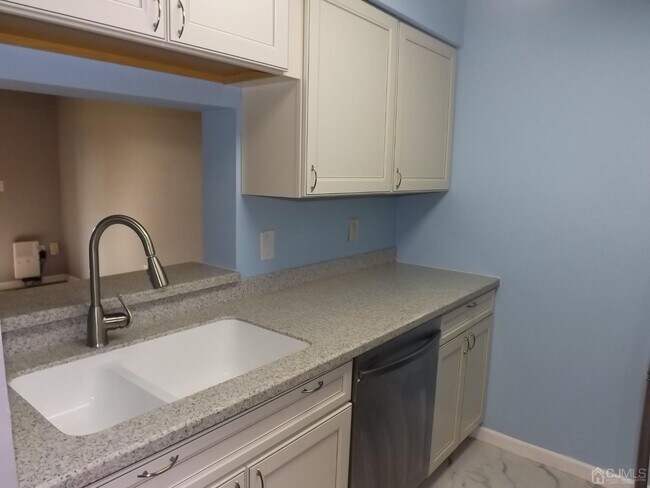 Building Photo - 5023 Ravens Crest Dr
