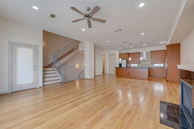 Building Photo - 5315 Lillian St